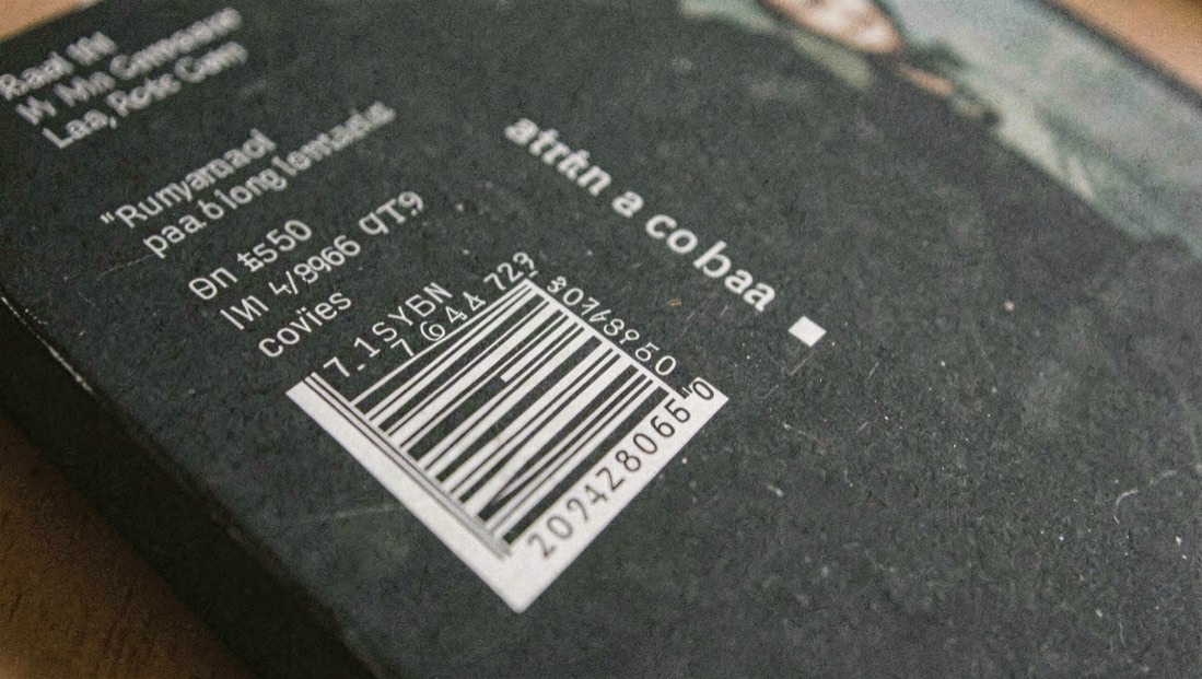 Quarta di copertina di un libro con il codice a barre e le cifre dell’ISBN stampate in bianco su fondo scuro, foto ravvicinata